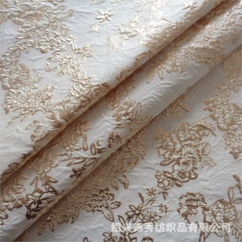 The fabric of woven gold jacquard garment features embossed metal wire and polyester-polyester bicolor