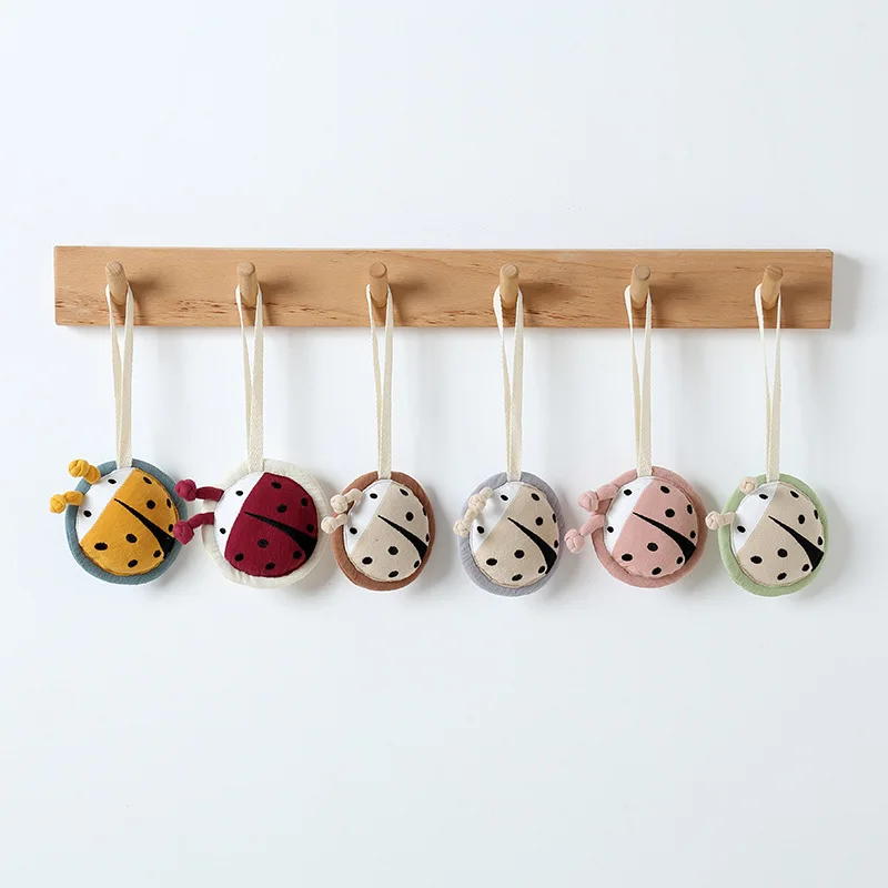 Boneca de cobertor confortável de pelúcia para bebê com mordedor e chocalho – brinquedo macio para insetos, fantoche de mão calmante para dormir e acessório de suspensão de carrinho