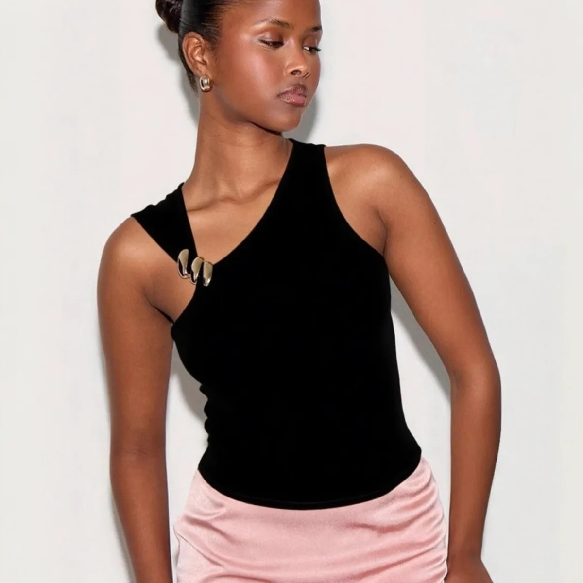 Women's One-Shoulder Top Stud-Decorated Cropped Shirt Elegant and Fashionable Off-Shoulder Asymmetric Slimming Top