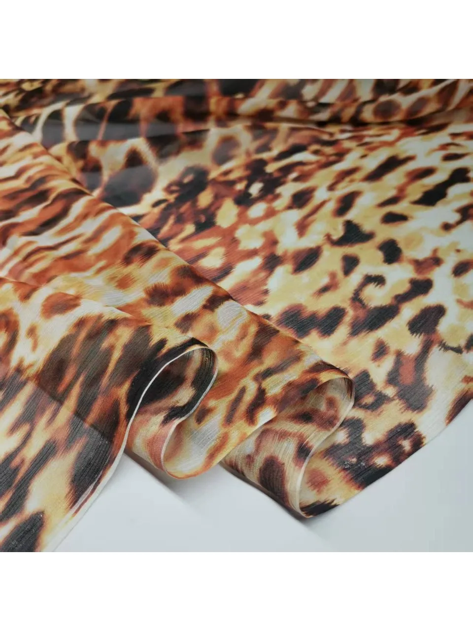 En promotion : Tissu en soie georgette imprimé léopard pour la confection de chemises, robes de mariée et foulards