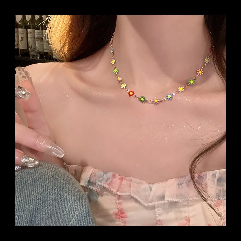 الإقحوانات الصغيرة الطازجة ~ قلادة الزهور الملونة للنساء الخفيفة الفاخرة تصميم المتخصصة سلسلة الترقوة قلادة فتاة الصيف