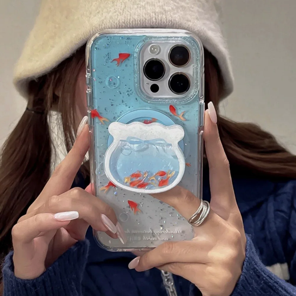 

Градиентный аква-синий милый маленький чехол с золотой рыбкой MagSafe Grip Talk для беспроводной зарядки для IPhone 17 16, магнитный держатель для телефона