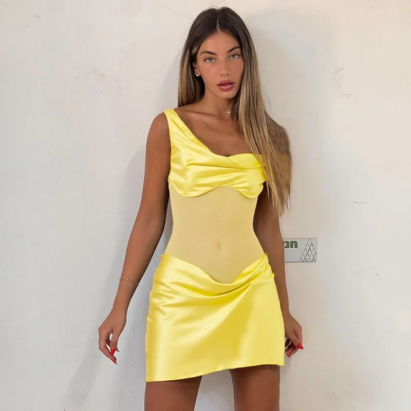 فستان قصير من الساتان الشبكي الجديد لعام 2025 للنساء بكتف مائل بدون ظهر مكشكش ملابس ضيقة للحفلات بدون أكمام فساتين ضيقة