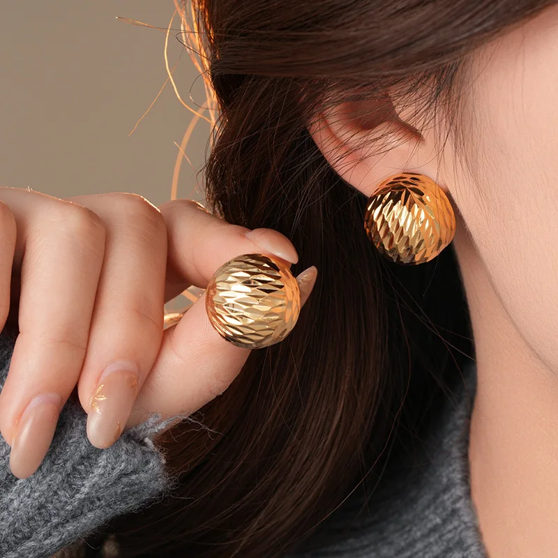 Vintage Gold-plated Irregular Textured Metal Round Earrings for Women European American Personality Party Jewelry Accessory