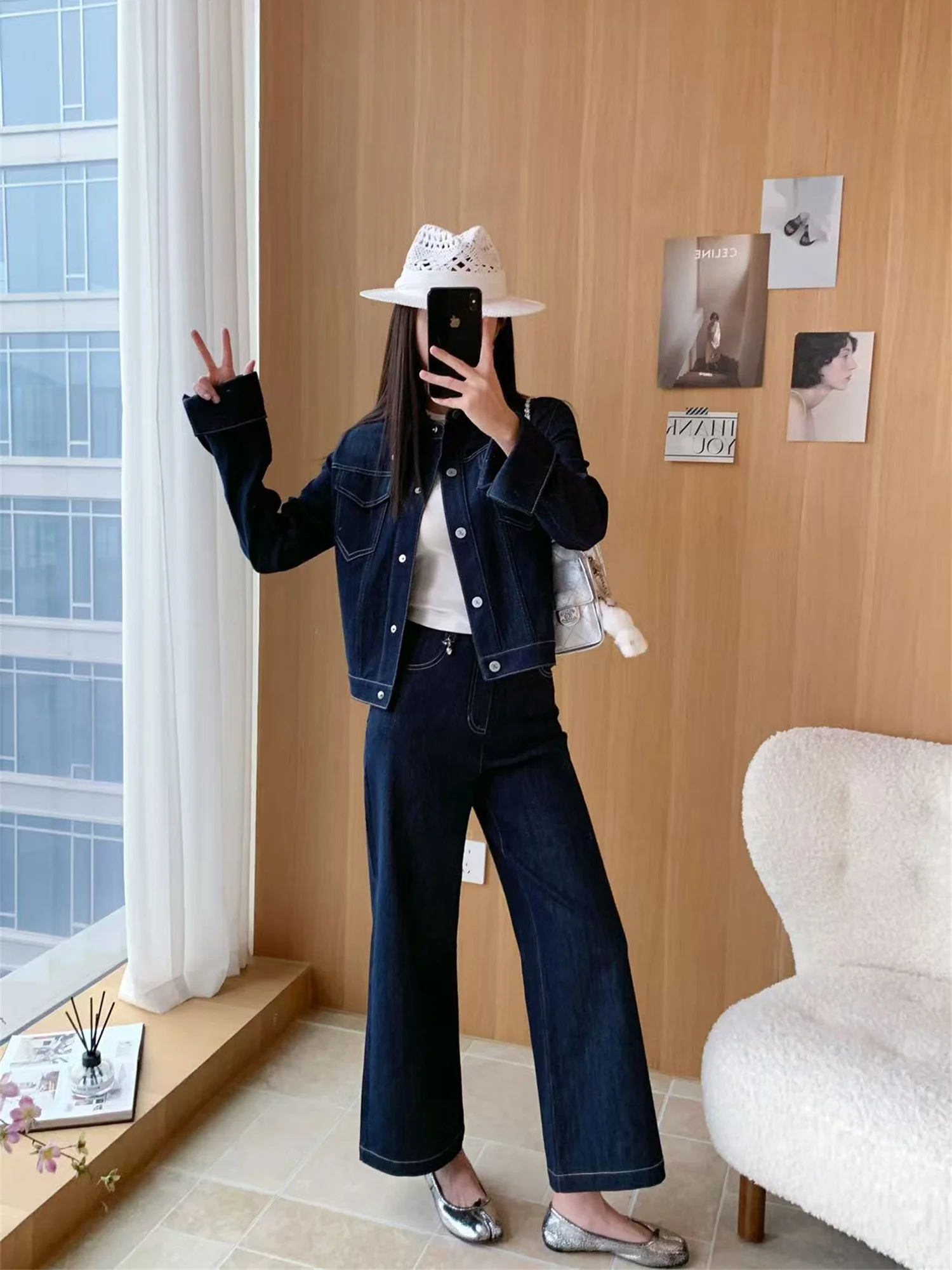 

Джинсовая куртка Early Spring Limited Luy Fruit Silver Bule и прямые джинсы свободного кроя с длинными рукавами из хлопка.