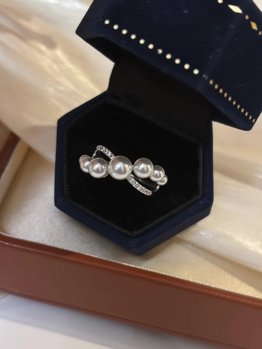 cross-gradient-multi-pearl-artificial-white-australian-silver-ring-elegant-fashionable-finger-ring-light-luxury-style