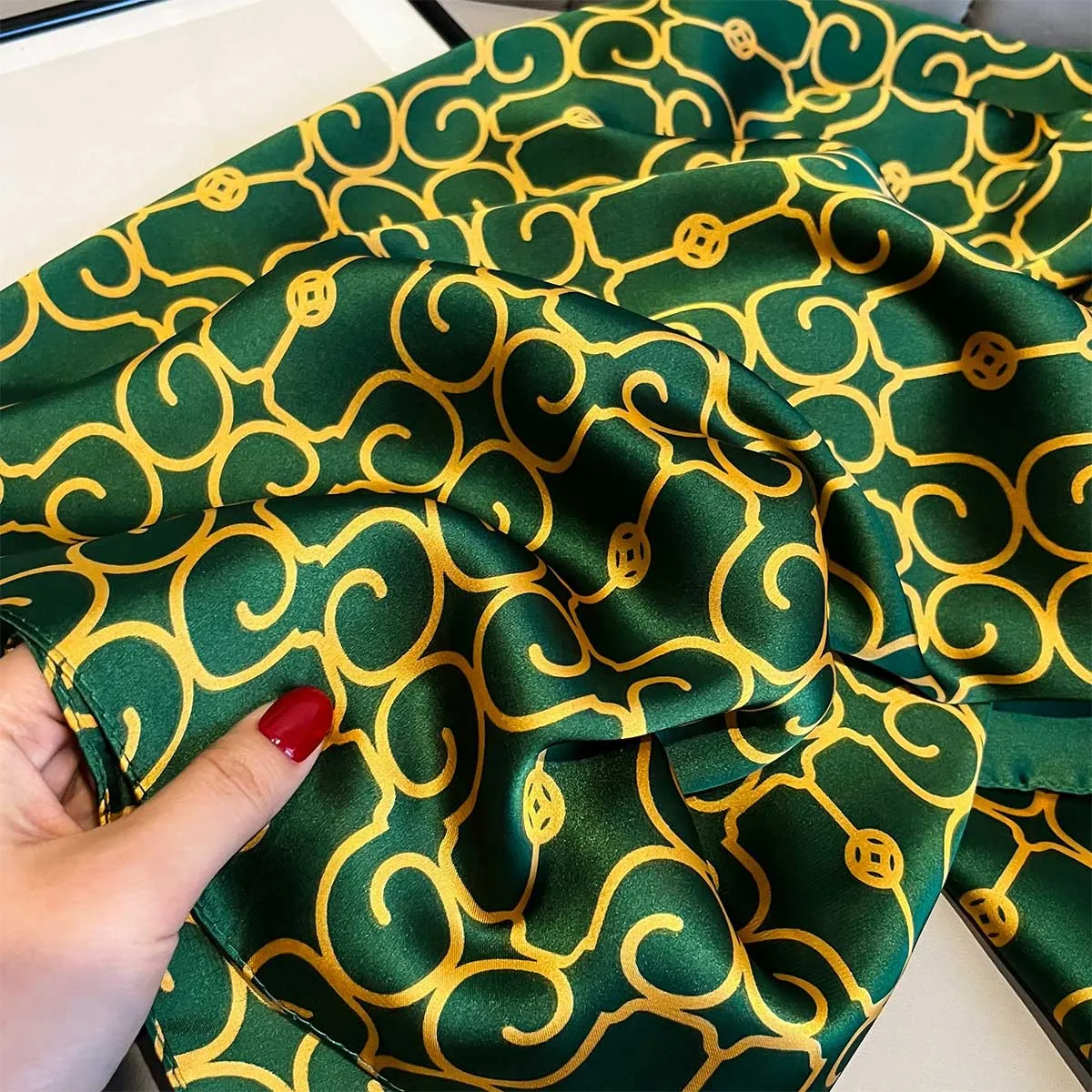 Bufandas de seda de marca de lujo para mujer, chales con estampado verde, pañuelo de playa suave para mujer, Foulard, bufanda silenciadora