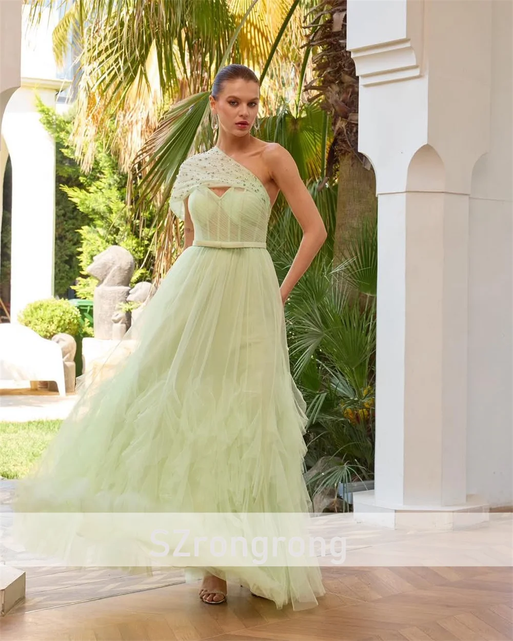 Affascinante abito da festa a trapezio da principessa a strati in tulle con una spalla e abito da sera lungo in cristallo con perline senza schienale per donna personalizzato