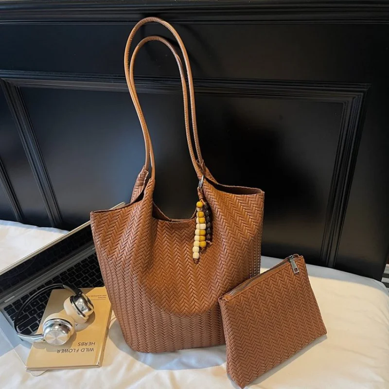 

Sophisticated Women Leather Handbag With Detachable Strap Convertible To Shoulder Bag Or Elegant Clutch