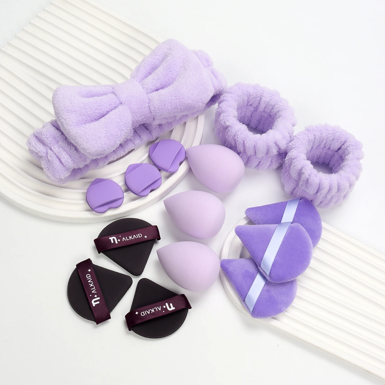 15-częściowy zestaw opasek na głowę z podwójnym paskiem i poduszką powietrzną, składający się z 1 opaski w kształcie motyla oraz 2 opasek na nadgarstki oraz 3 puszek do pudru i A