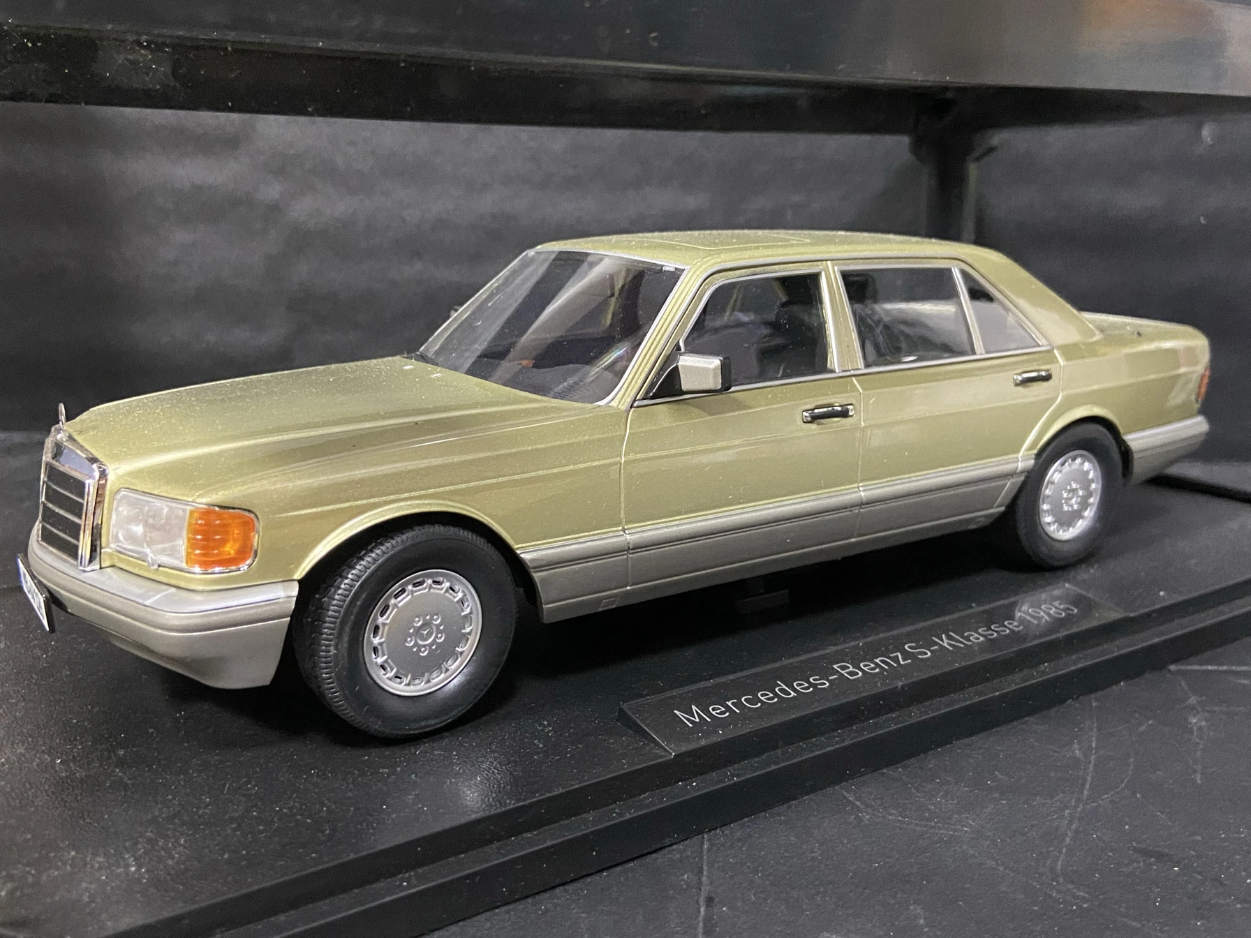 

Diecast 1/18 Scale Benz S-Class W126 560 Sel 1985 Classic Nostalgia Alloy Car Model Collectible Toy Gift Souvenir Display No Box