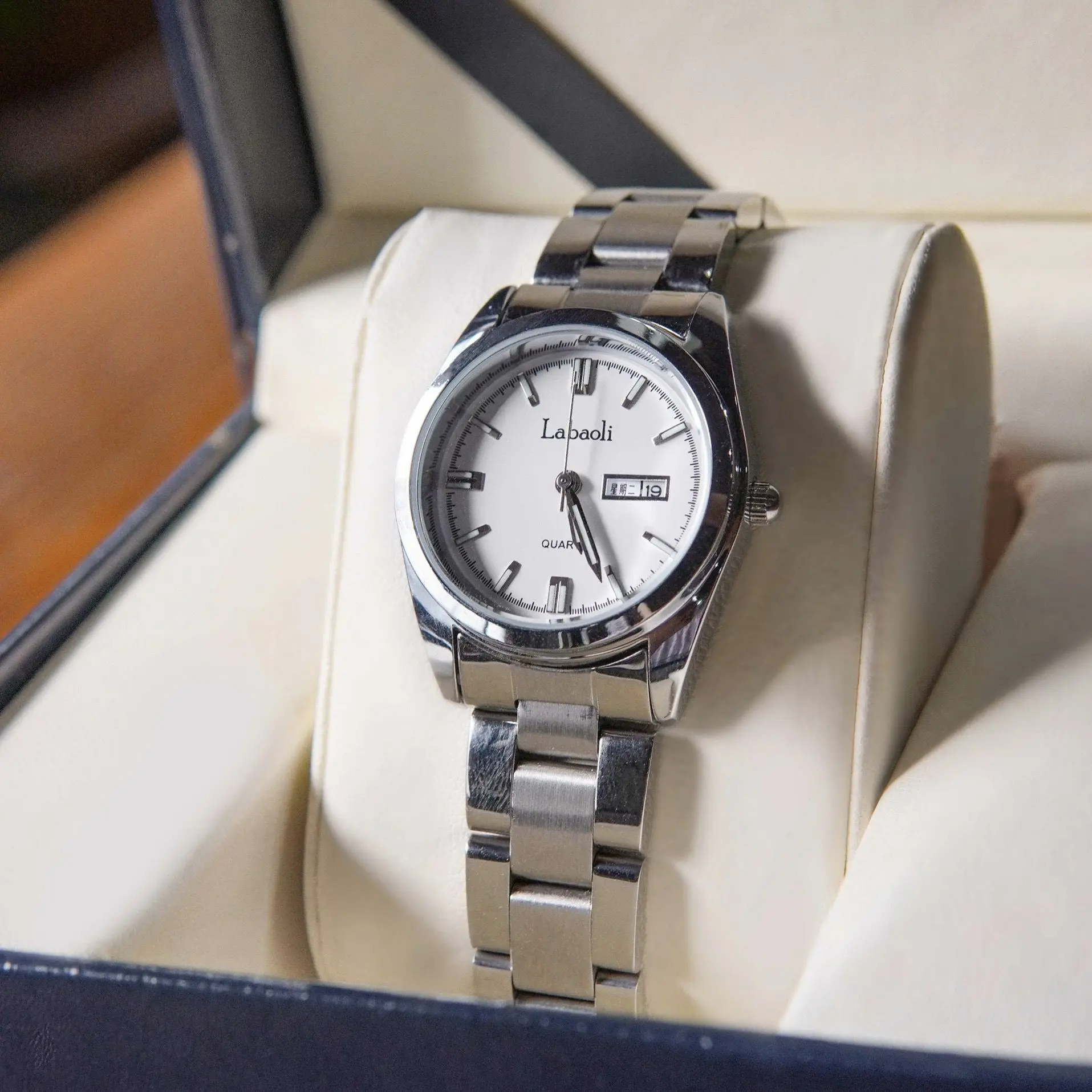 ساعة أنيقة للسيدات بنفس النمط ساعة تقويم مزدوجة خفيفة فاخرة بقرص صغير ومزاج بسيط للسيدات ساعة فاخرة عالية الجودة