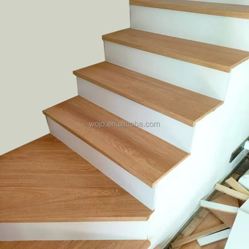 Maatwerk Directe verkoop Op maat gemaakte vloertrappen voor binnen Moderne meerlaagse massief houten loopvlakken met duurzame stalen en glazen trappen