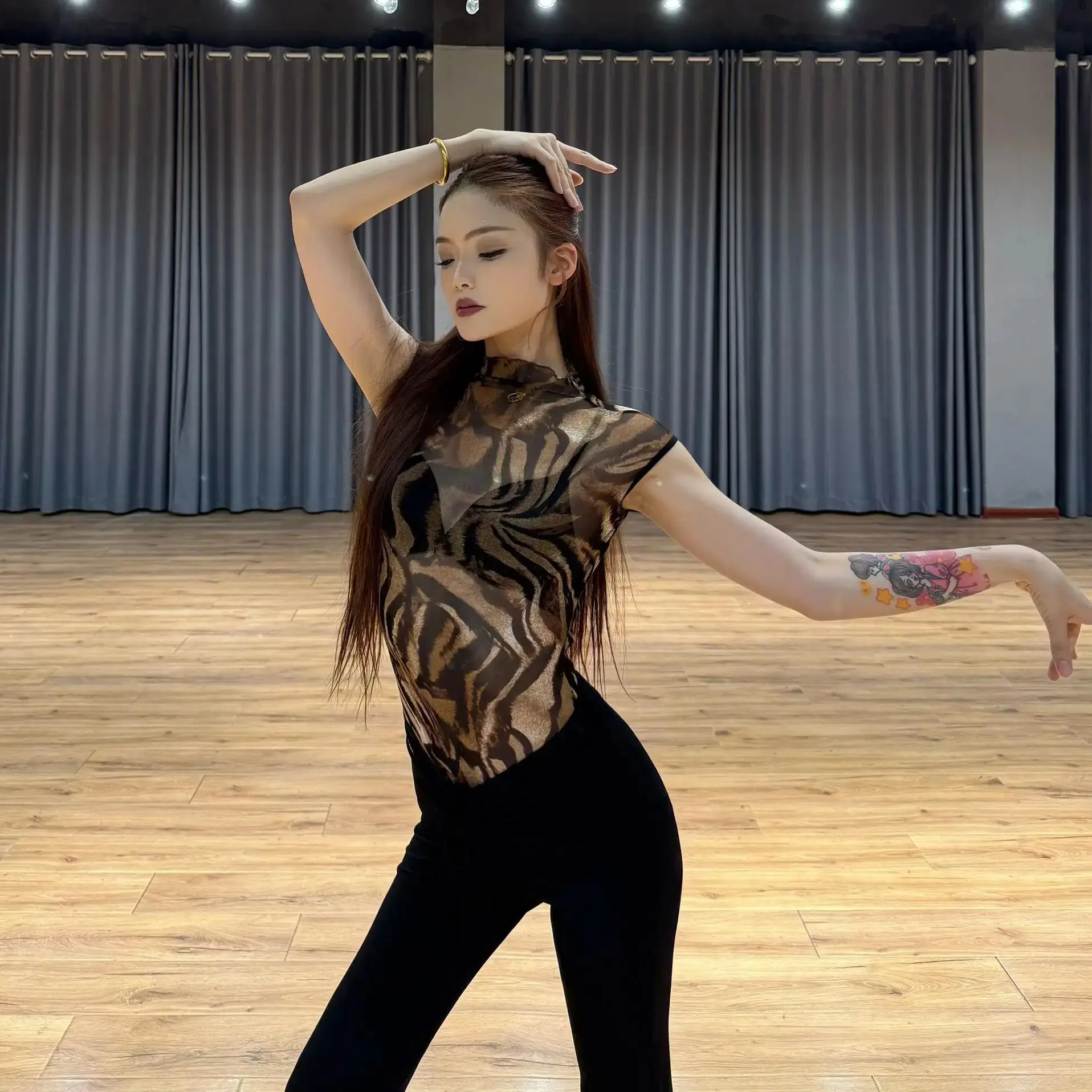 2025 Donne Ballo Latino Top Stampa Senza Maniche Collo Alto Tuta Abiti da Pratica Femminile Samba Chacha Ballo Latino Magliette e camicette DN21019