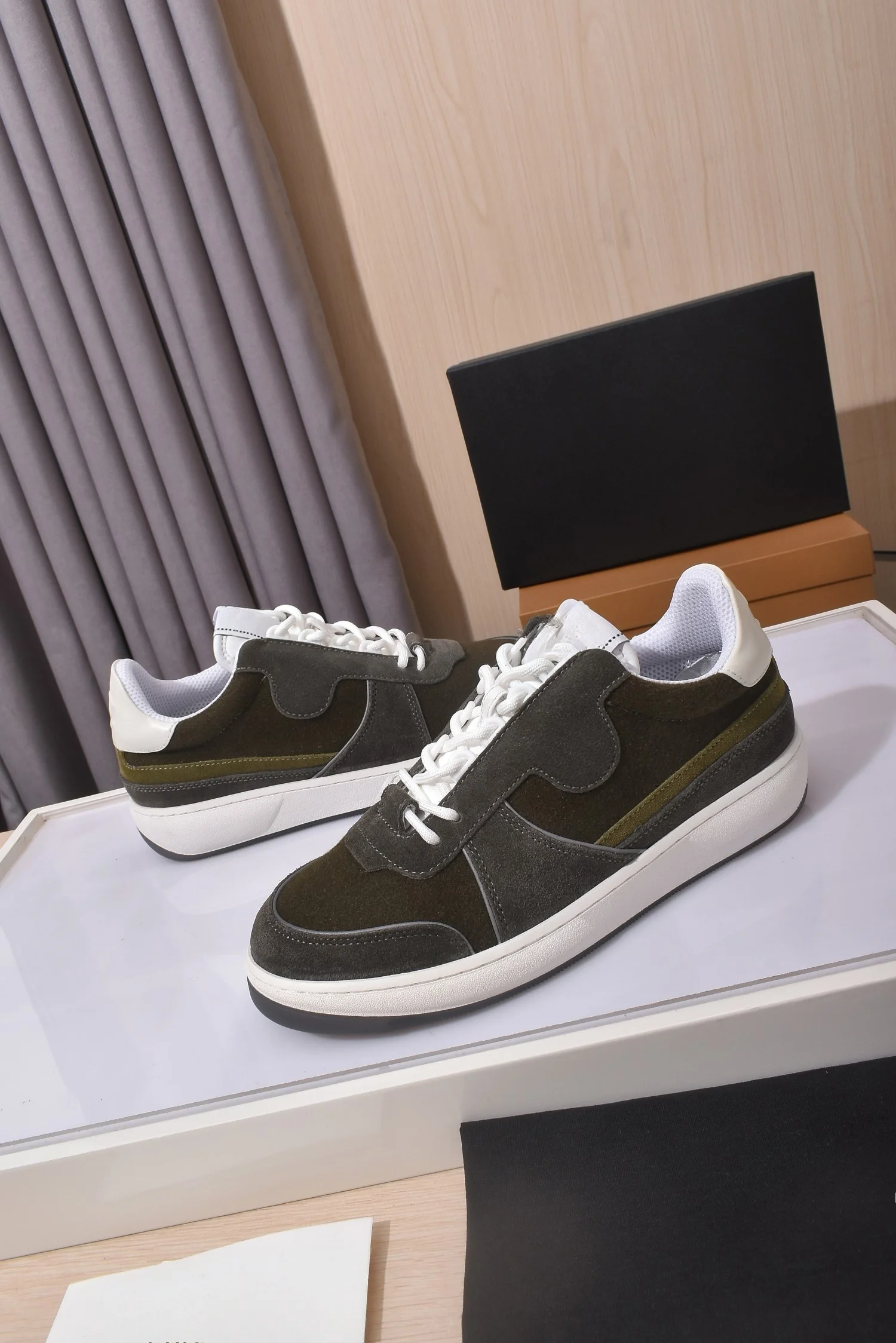 Classic Low Cut Design Unisex Casual Board Shoes Skateboarding Sneakers Breathable Canvas Upper Lace Up Flat Non Slip Wear Resistant Rubber Sole Shock Absorbing Insole Men Women Daily Walking Street Shopping Shoes