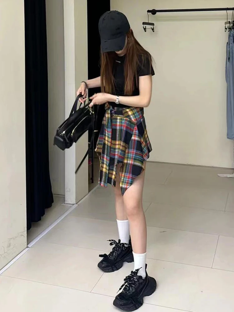 กระโปรงสั้นลายสก็อตสไตล์สตรีทลำลองสำหรับผู้หญิง กางเกงลำลองฤดูร้อน เสื้อคลุมกันแสง ดีไซน์ไม่สมมาตร