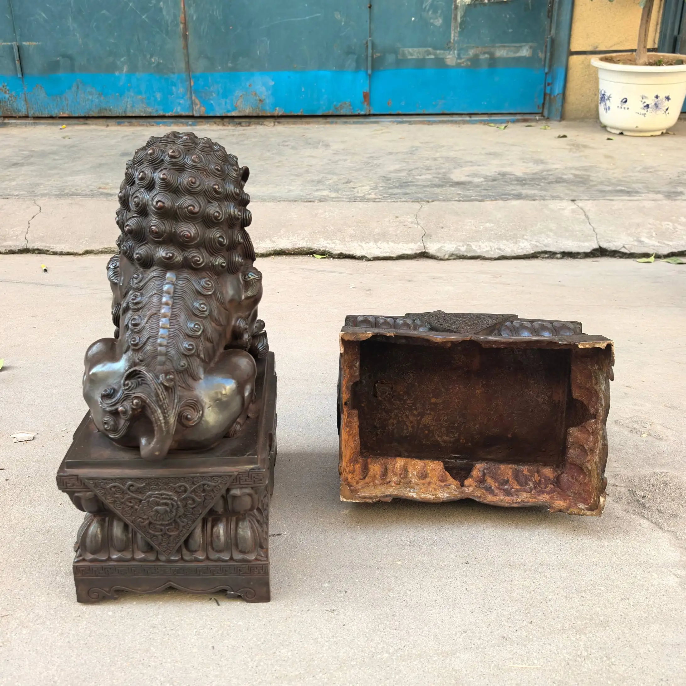 Old Brass Patina Door Lion Statue base Lion in the Forbidden City watch the door screen Amass wealth Ornaments Town house