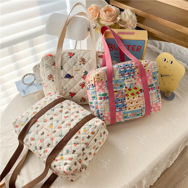 A lady large-capacity mummy bag, cute cartoon pattern, simple and fresh, suitable for daily use with a baby