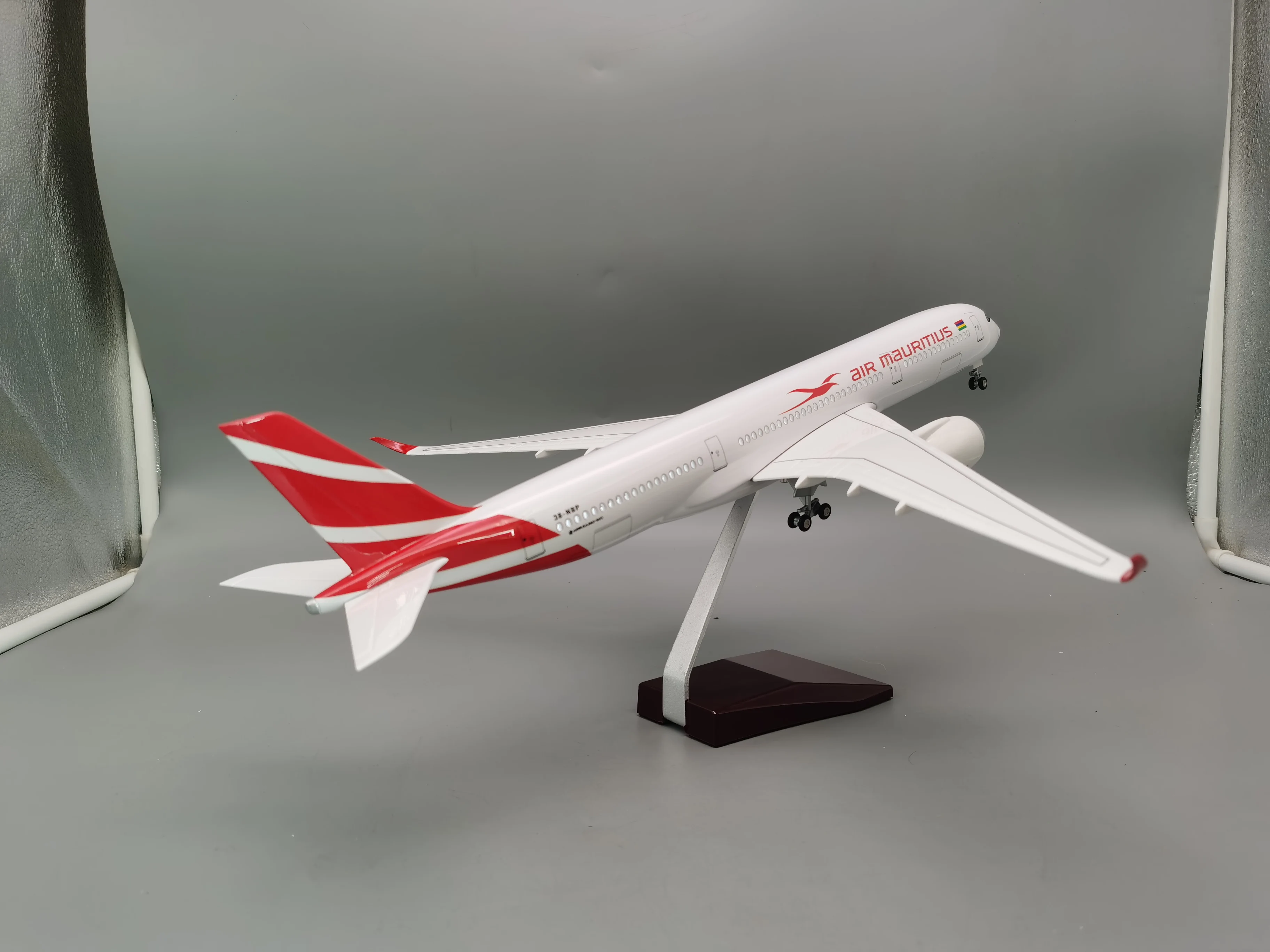 لعب الأولاد الطائرات 47 سنتيمتر 1:85 مقياس الطائرات نموذج الهواء موريشيوس A350 طائرة الخطوط الجوية دييكاست الراتنج الطائرات جمع هدية بواسطة