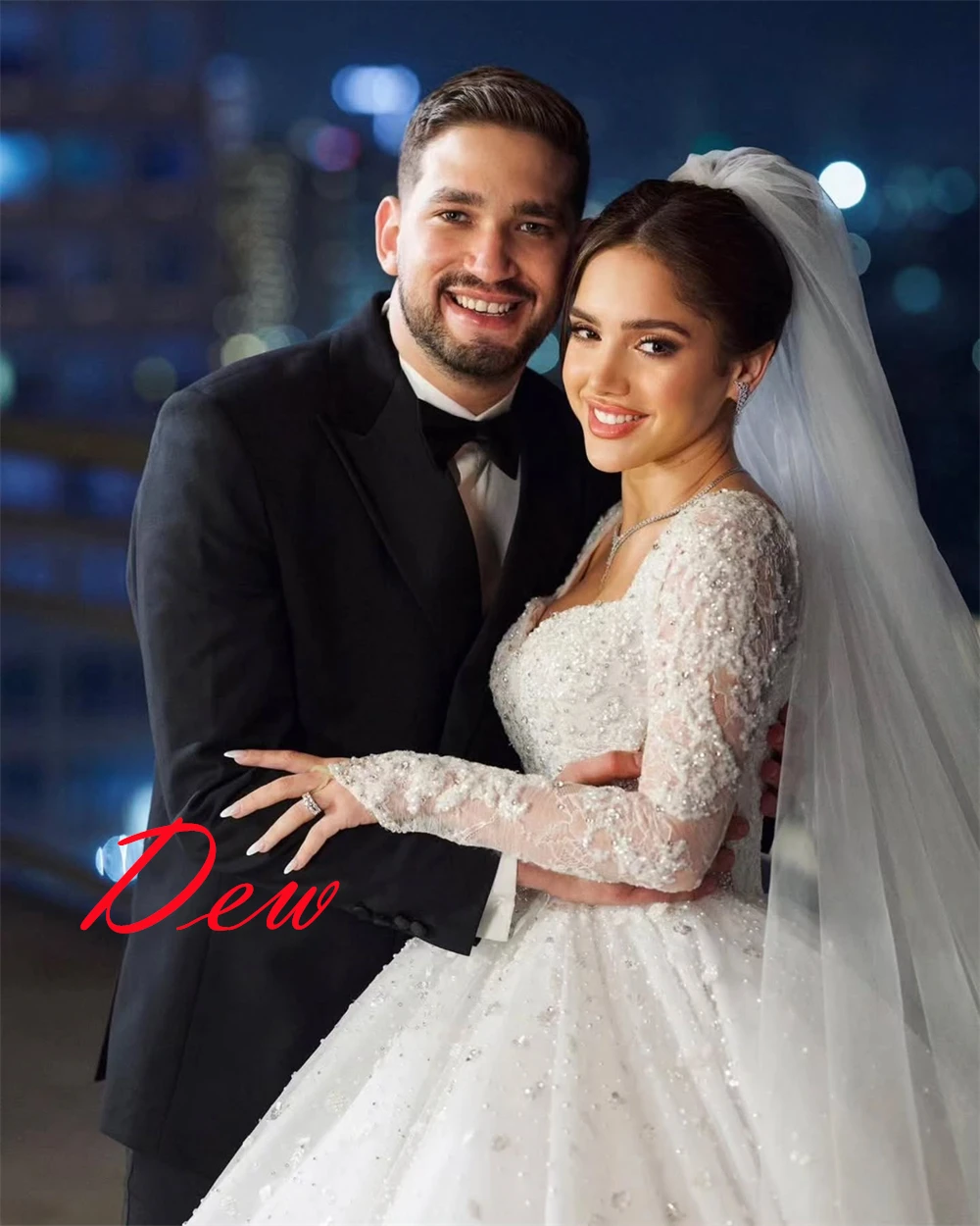 ที่กําหนดเองคุณภาพสูงสีขาวซาตินชุดเจ้าสาวอารมณ์ที่ไม่มีสายหนังแขนยาวชุดแต่งงาน Chapel Train เปิดกลับชุด