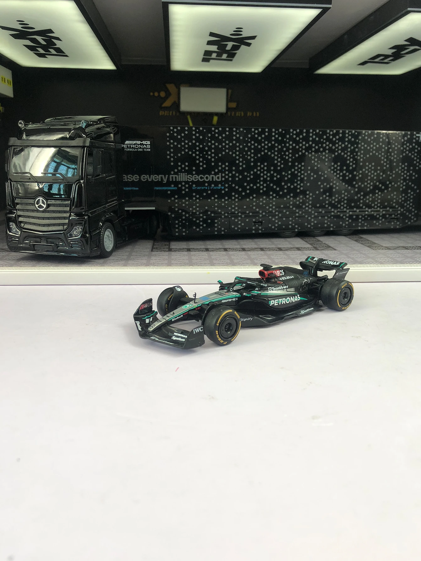 

Модель Bburago 1:43, имитация Mercedes-Benz Actros Gigaspace F1 W15 2024 года # Модель автомобиля 63, статическая декоративная модель, коллекционный подарочный автомобиль