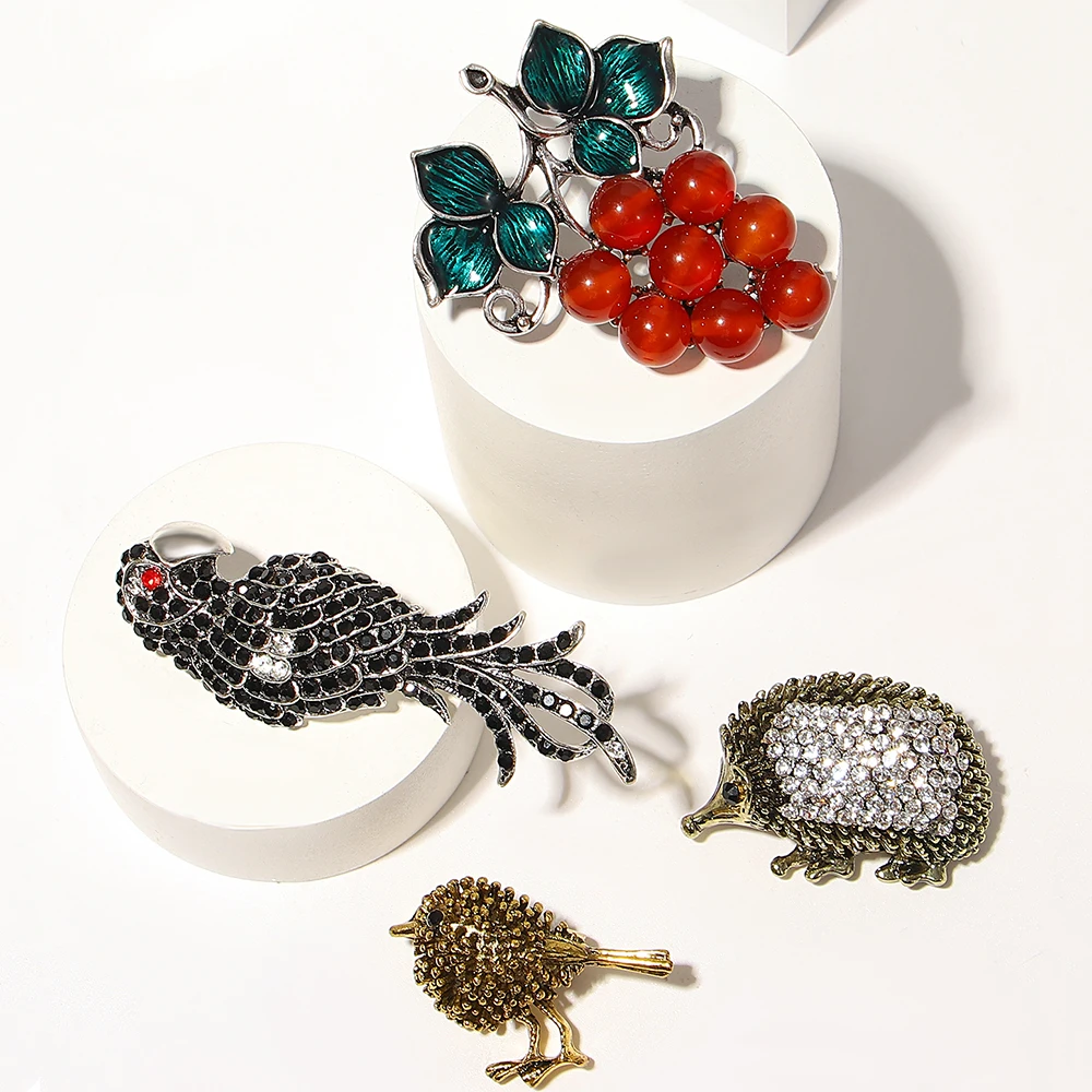 ALLYES-بروش كرتون مينا للنساء ، عنب لطيف ، طائر ، قنفذ ، دبوس حيوان ، هدايا عيد الميلاد المضحكة ، إكسسوارات مجوهرات #4