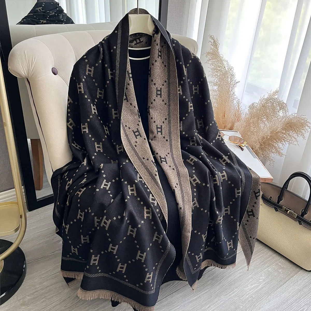 

Exquisite Golden-Embroidered Hijab for Muslim Ladies Ideal for Spring Fall Sun-Protective Stylish Headwear Shawl