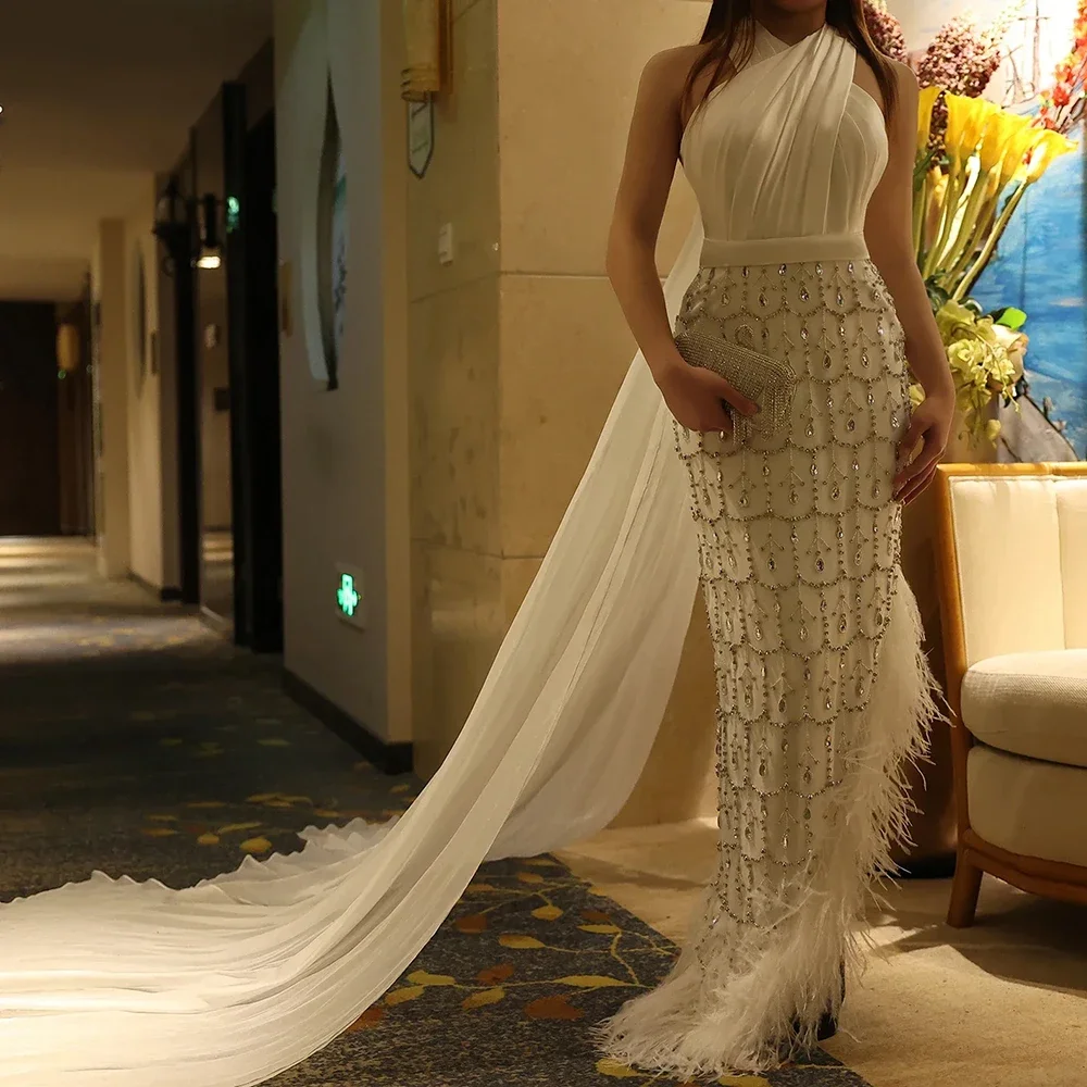 

Exquisite Dubai White Evening Dresses Sleeveless Feathers Halter Pleat Floor Length Mermaid Luxury Elegant Women Dress 2024