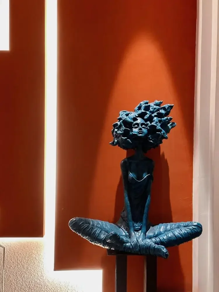 Modern Nordic Art Room Decoration Abstract Seated Girl Figure Action Figure Sculpture Resin Crafts Home Decor Table Accessories