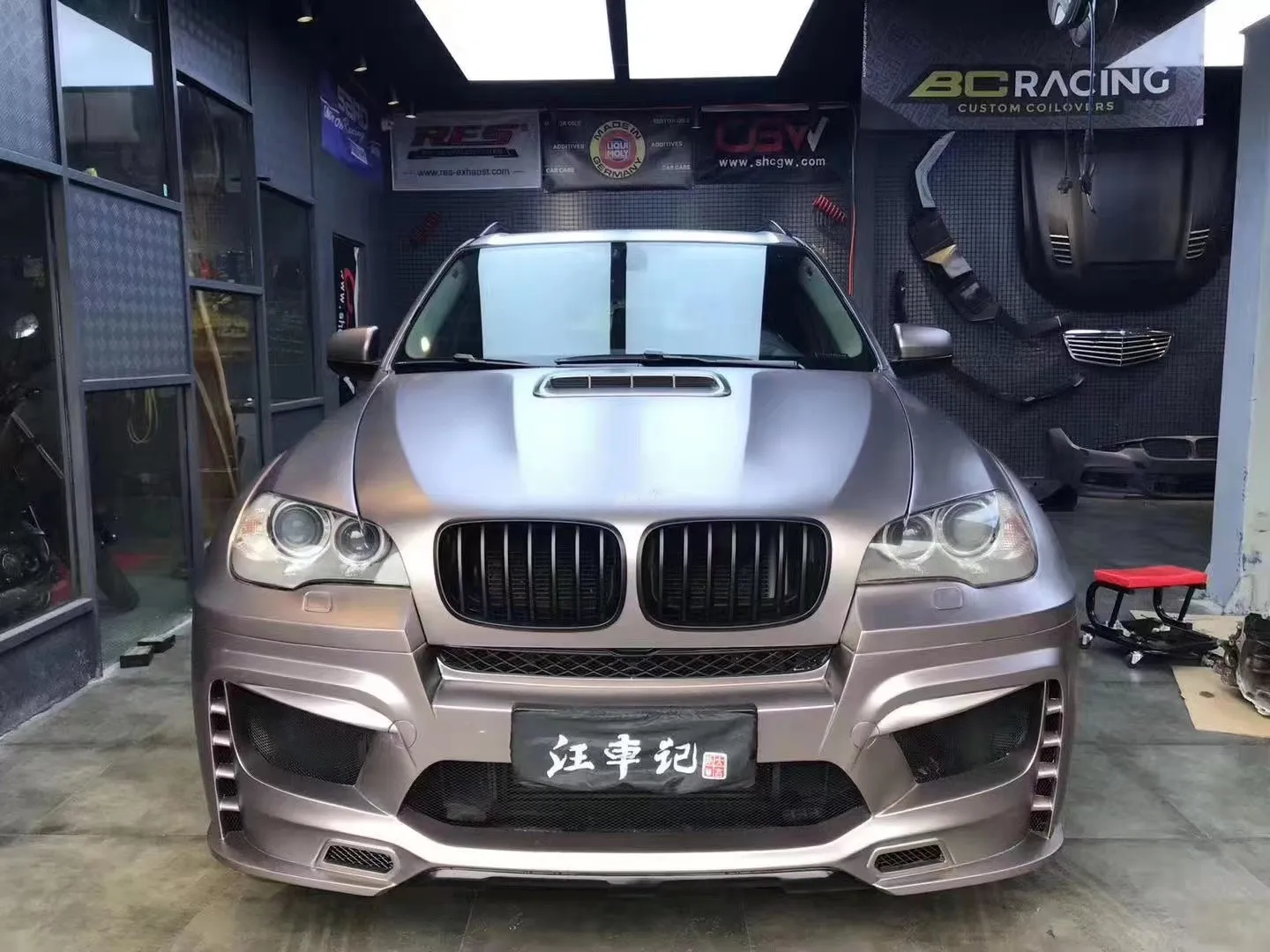 

Подходит для BMW X5 E70 Wide Body Kit Модернизированный спойлер переднего и заднего бампера в стиле PD Широкий корпус