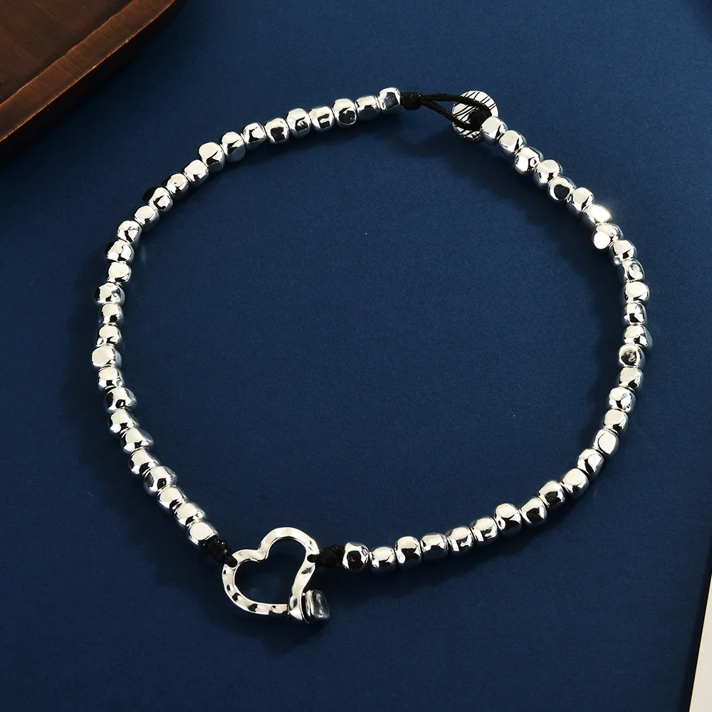 القلادة المقطوعة بالسلسلة عبارة عن قلادة مجوهرات عصرية وأنيقة