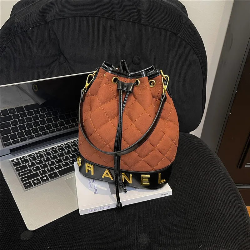 حقيبة هوبو جلد نباتية مبطنة حديثة تصميم مترهل متطور للعمل في عطلة نهاية الأسبوع حمل أنيق ومتعدد الاستخدامات #1