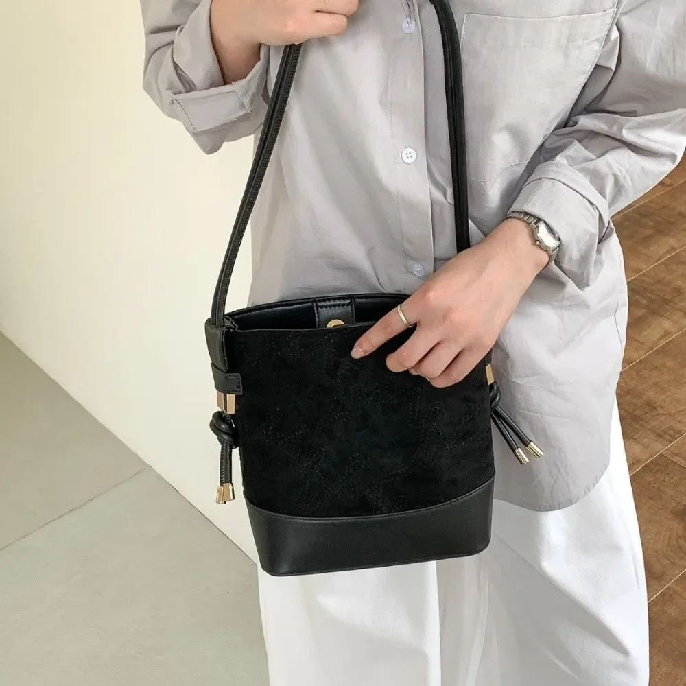 

Fashion Large Capacity Women's Shoulder Bag Retro Casual Single-Shoulder Bag Exquisite Suede Fabric Bucket Bag Travel