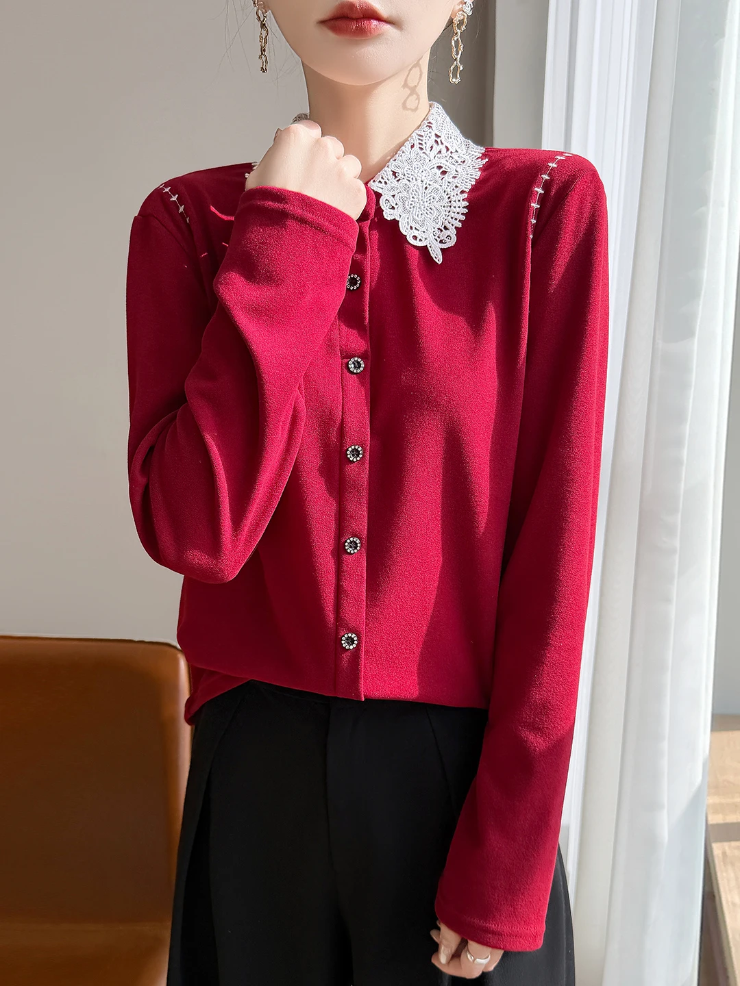 Kardigan damski z dzianiny z koronkowym wykończeniem, seria New ay 2025, słodki, młodzieżowy, odmładzający, luźny krój, miękki, idealny na co dzień.