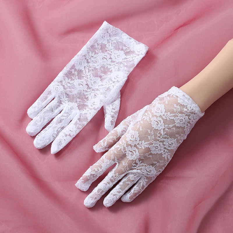 The bride's accessory is a pair of white minimalist printed split finger gloves suitable for women's wedding parties