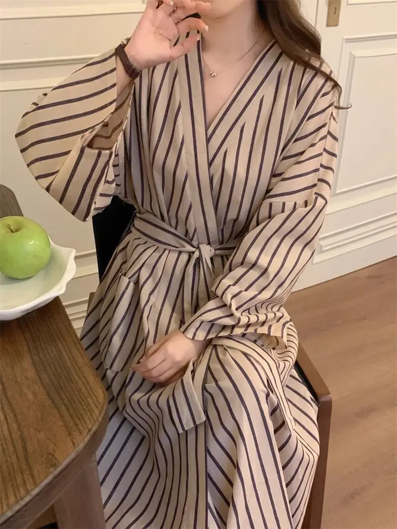 Nuovo Accappatoio Camicia da notte universale da donna Kimono lungo a righe Pigiama allentato Abbigliamento per la casa Pigiama da donna Abito popolare coreano Ragazza