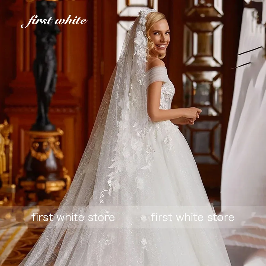 Eerste witte op maat gemaakte trouwjurk charmant uit de schouder kralen applicaties bruids v-hals backless prinses vestidos de novia