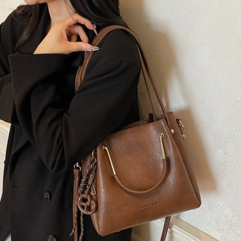 

Элегантная кожаная сумка-тоут для подгузников от люксового бренда, стильная сумка-мессенджер через плечо с большой вместимостью, функциональная сумка для женщин.