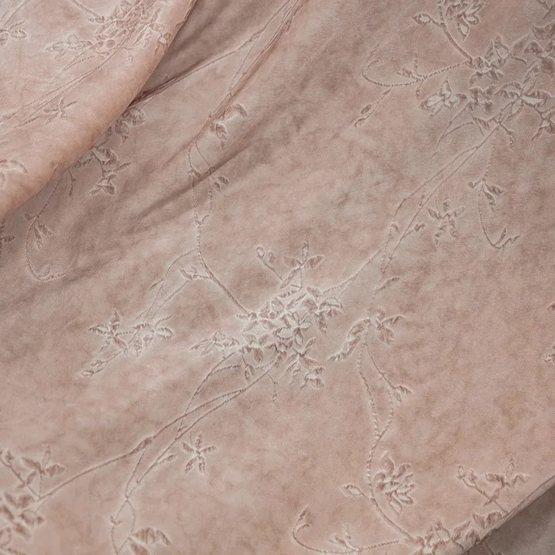 Dies ist ein Nischendesign-Stoff für Kleidung aus Seide mit gewelltem Satin-Prägungskrepp im künstlerischen Stil und schmutzigem Färben