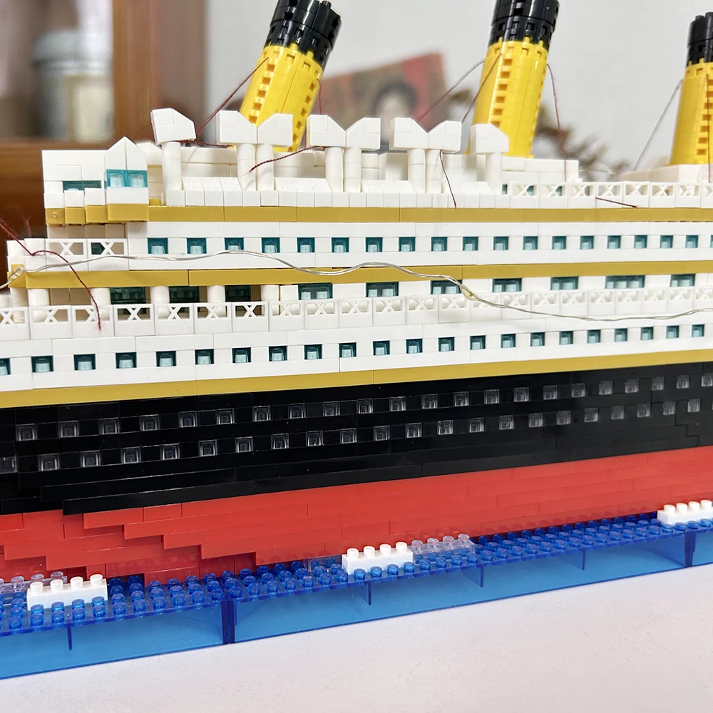 Duobuilt LED Iceberg Titanic Cruise Ship Micro Mini Building Block Construstion Plastic Model Bricks Children Toys Fast Delivery