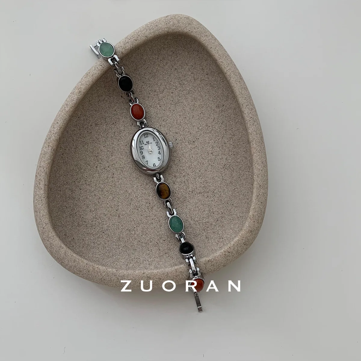 Exquisitely designed mini natural stone vintage-style colored stone bracelet watch for women, a trendy women's watch.