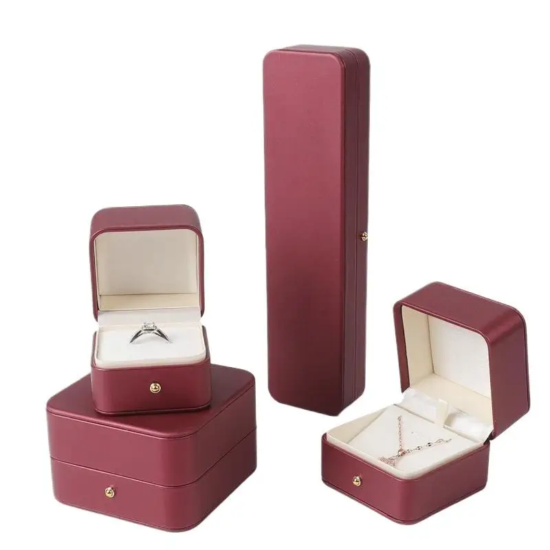 Schmuckboxen aus PU-Leder mit weichem Samtfutter und goldenem Verschluss, perfekt für Heiratsanträge, Hochzeitsgeschenke, Ring- und Halskettenaufbewahrung. – Detail 5