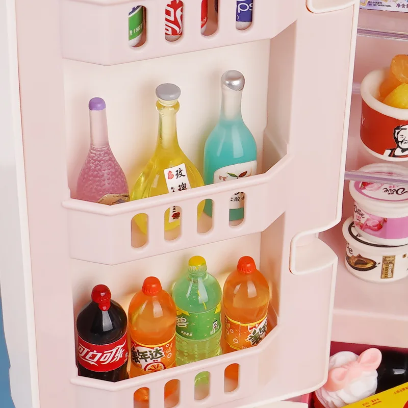 ตู้เย็นจำลองขนาดใหญ่พร้อมฟังก์ชั่นพ่นละอองน้ำ ของเล่นบ้านตุ๊กตา เฟอร์นิเจอร์สำหรับเด็กชายและเด็กหญิง ของขวัญวันเกิด ของเล่นเสริมสร้างจินตนาการสำหรับเด็ก