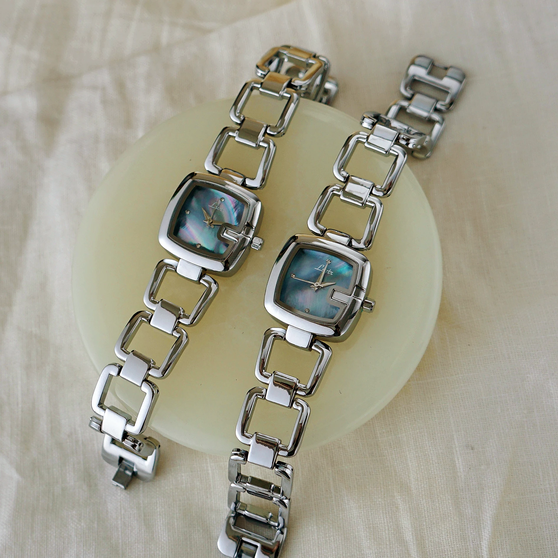 1pc Women\'s Elegant High-End Fashion Luxury Quartz Watch, Stainless Steel Band, Rhinestone & Mother Of Pearl Dial, Hollow Design
