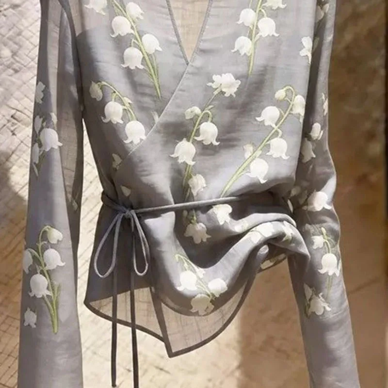 Good-looking Women's Shirt Tops Woman Shirts Blouse 2026 Summer New V Collar French Design Temperament Printed Shirt view 6
