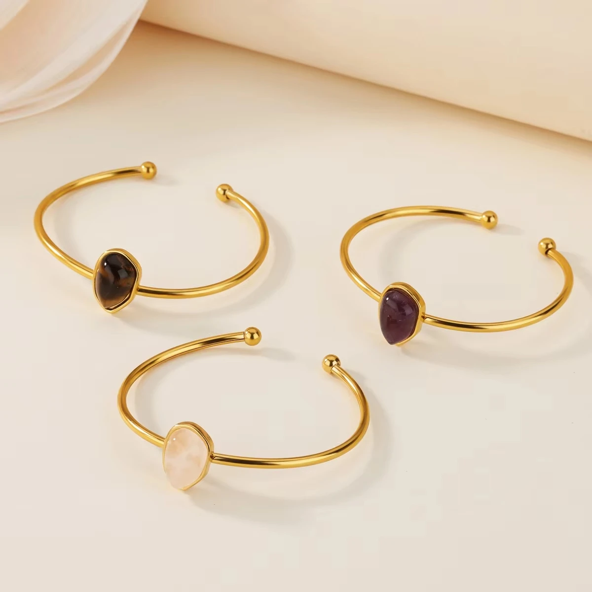 Edelstahl-Armband mit grünem ovalem Stein für Damen, goldfarben, offener Armreif, Vintage-Bohemian-Schmuck, Urlaub, Strand, Party, Geschenk