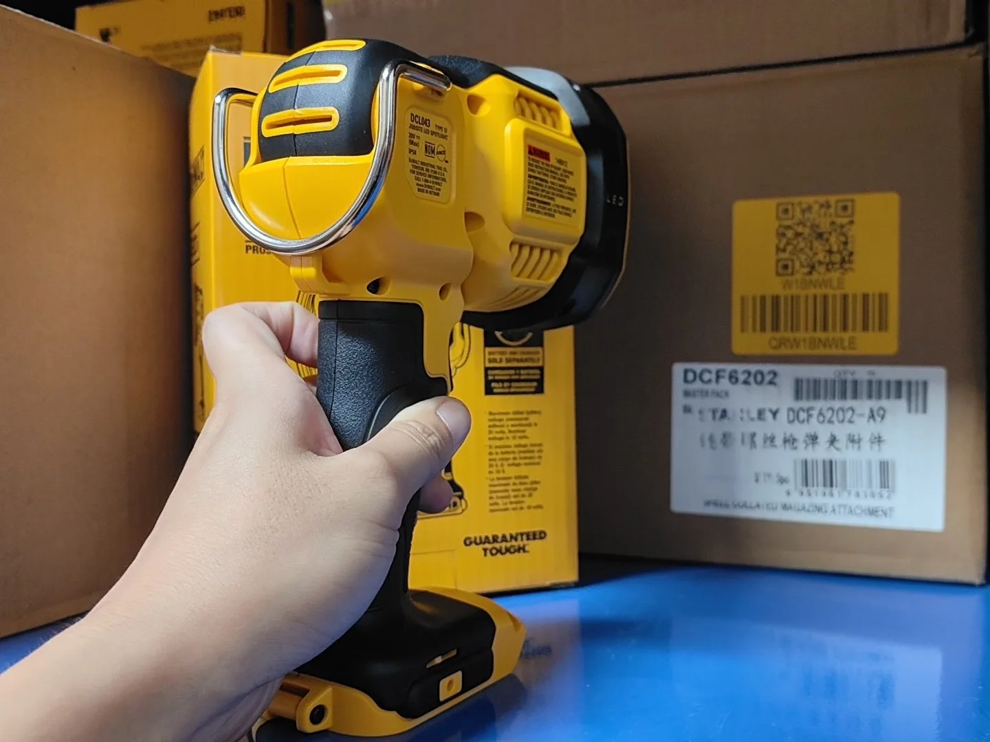 DEWALT DCL043 20V Jobsite LED Spotlight Bulb High Brightness 90 Degree Pivoting Head Work Light Tool Only Hands-Free Operation