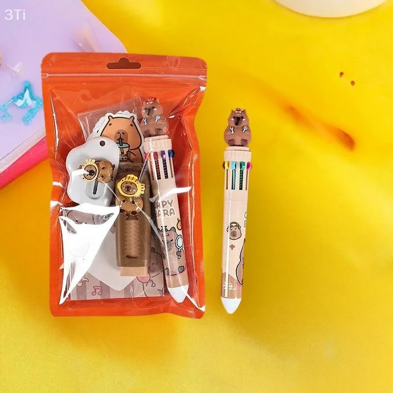 مجموعة أدوات تعليمية مع رسم توضيحي كرتوني كابيبارا؛ أساسيات المدرسة مزينة برسوم كارتونية كابيبارا الرائعة.