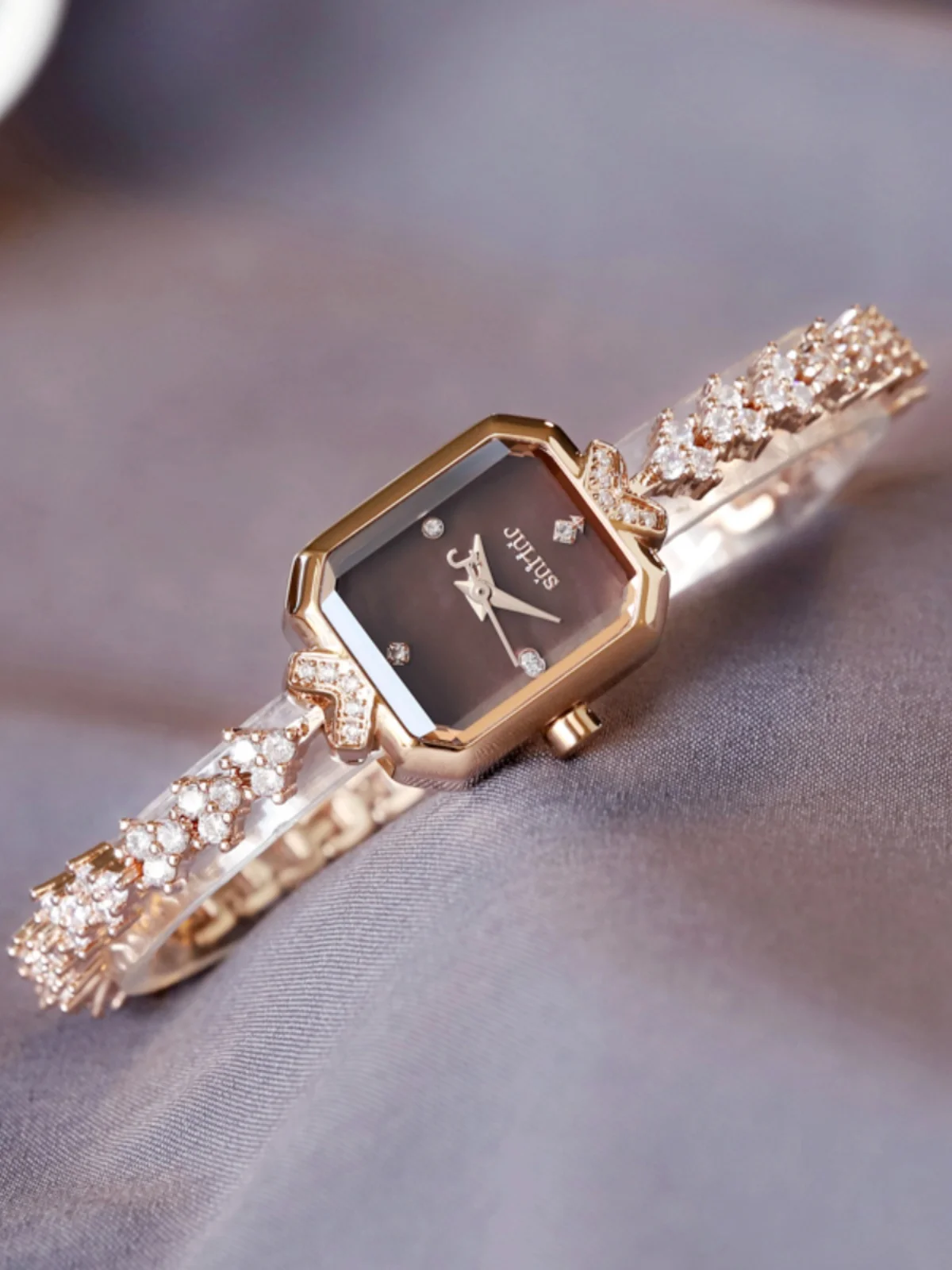 ساعة نسائية مربعة فاخرة جديدة بمينا من اللؤلؤ وسوار من الزركون؛ ساعة يد كوارتز للنساء ساعة نسائية عصرية. #1