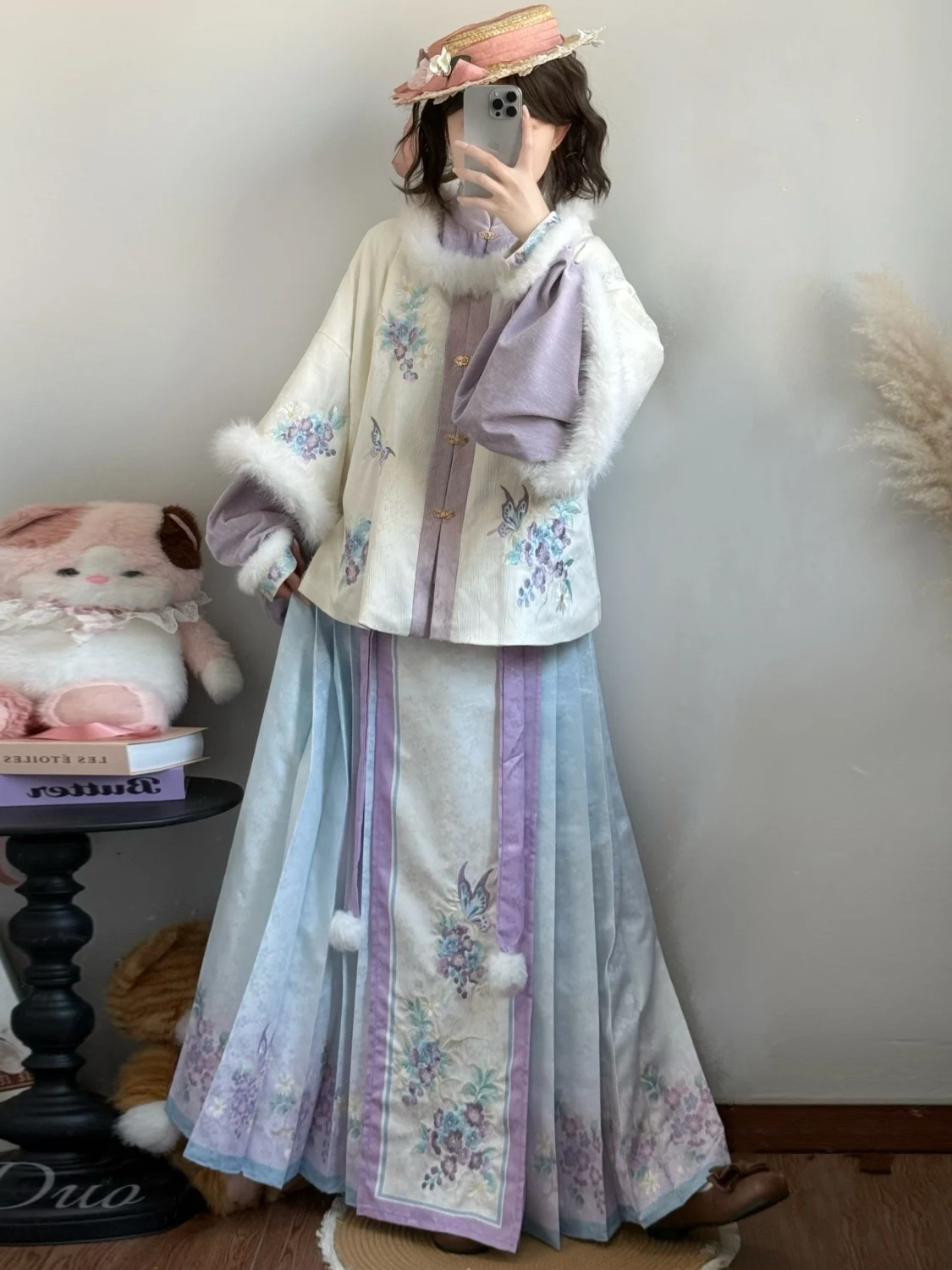 

Зимняя коллекция: традиционный китайский костюм Ханьфу с круглым вырезом, воротником-стойкой и юбкой-майфэн.